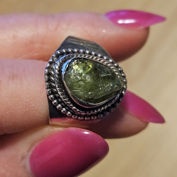 Raw Peridot Green & Silver Ring - Size 8-9 Maybe? - Picture 5 of 5